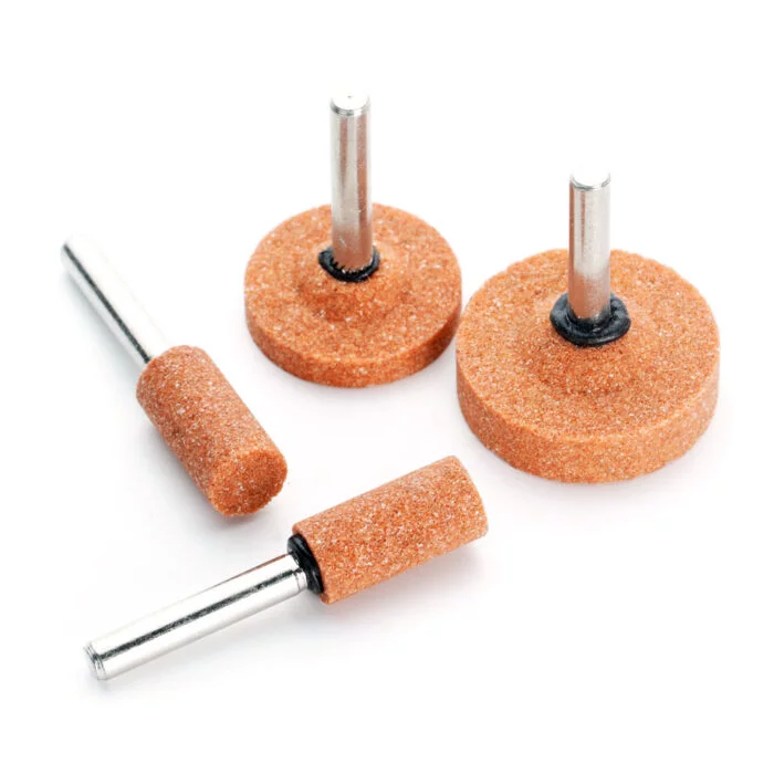 Aluminum oxide mounted points with ferric oxide